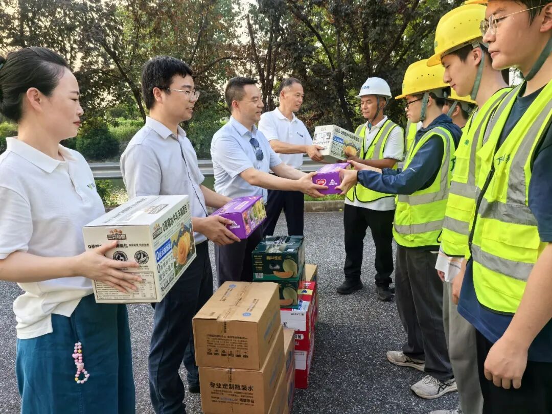 不畏热浪，万心奔赴丨万朗集团开展高温慰问活动
